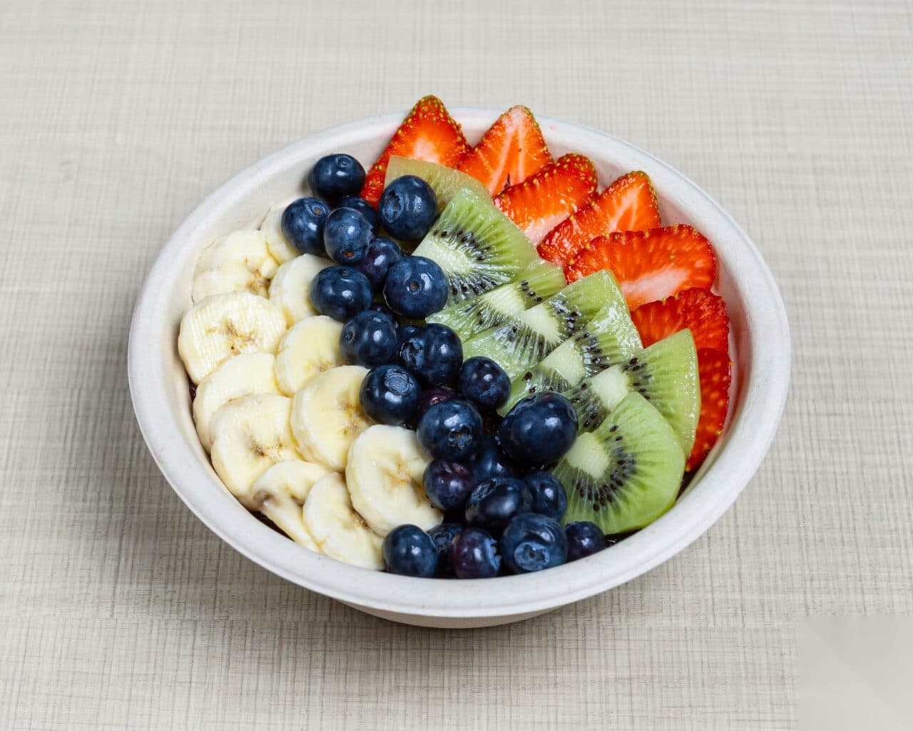 Açaí bowl de HŌKŌ con plátano, arándanos, kiwi y fresas