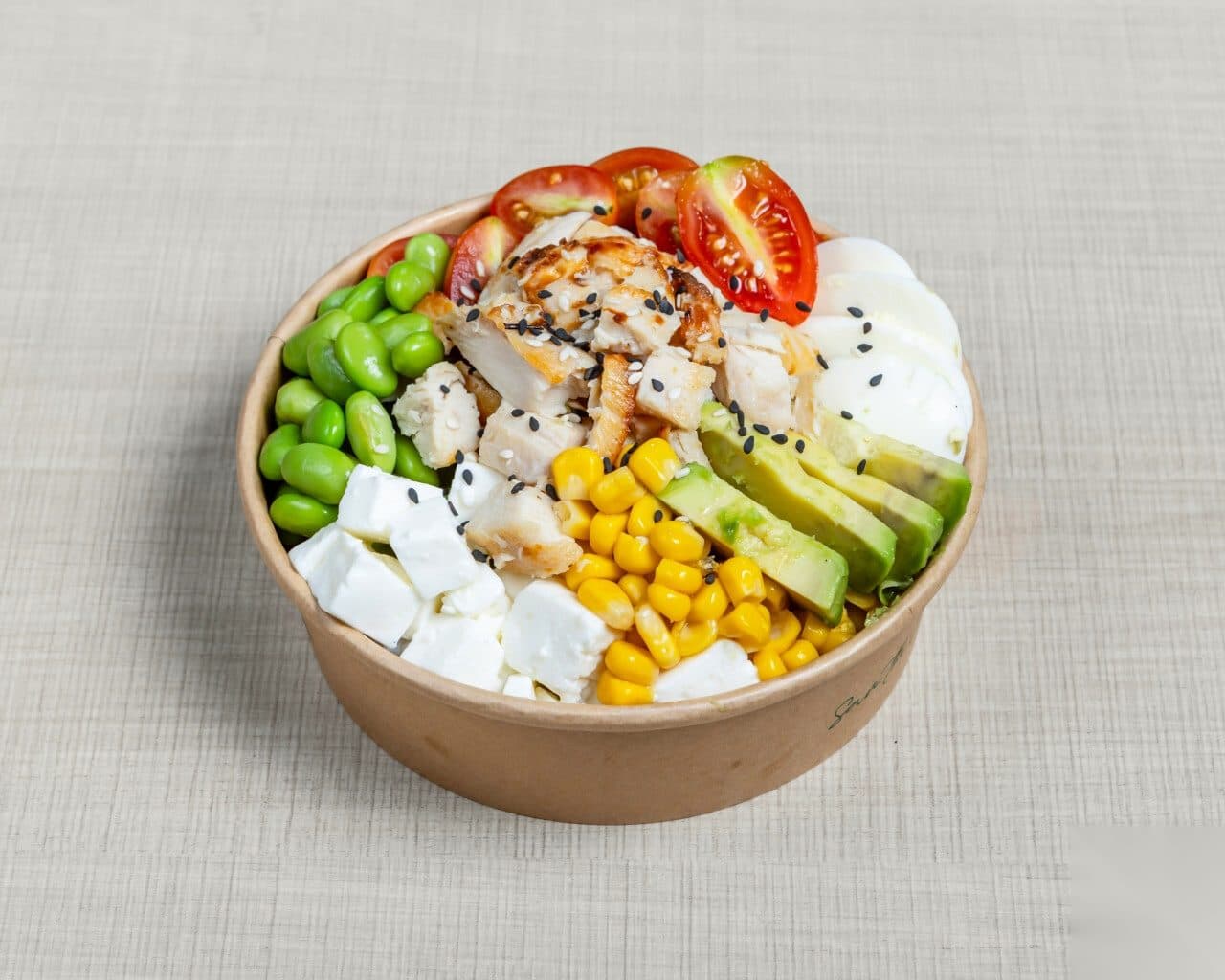 Bowl de autor HŌKŌ con pollo, maíz, aguacate y queso fresco